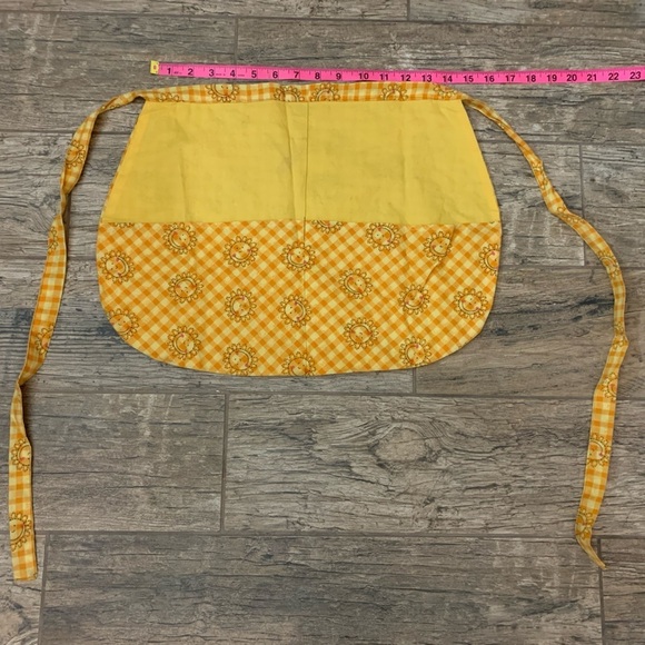 Yellow floral waist apron with adjustable tie and pockets - Picture 1 of 3